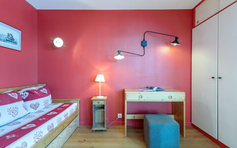 Les Roches Rouges (Lavachet): Himmel, Bygning, Plante, Vindue, Træ, Urban Design, Boligområde, Asfalt, Hjul, Vejbelægning