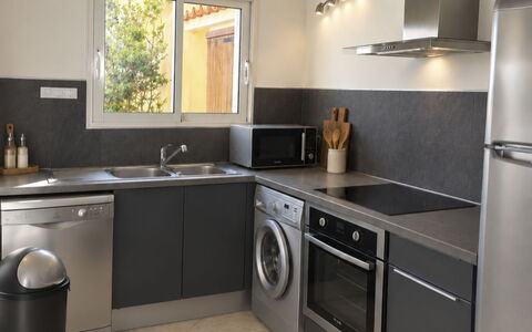 Villa Orizonte: Køkken Apparat, Køkken, Countertop, Større Bandage, Husholdningsapparat, Komfur, Møbel, Cabinetry, Indretning, Vaskemaskine