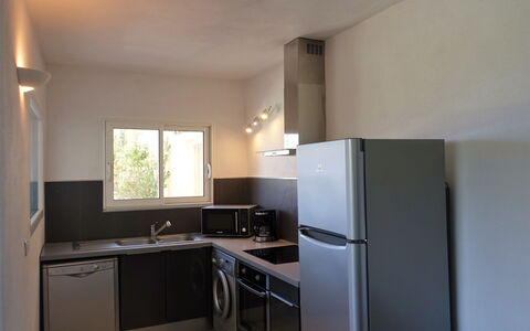 Villa Orizonte: Cabinetry, Køkkenvask, Håndvask, Tap, Countertop, Bygning, Vindue, Komfur, Køkken Apparat, Træ