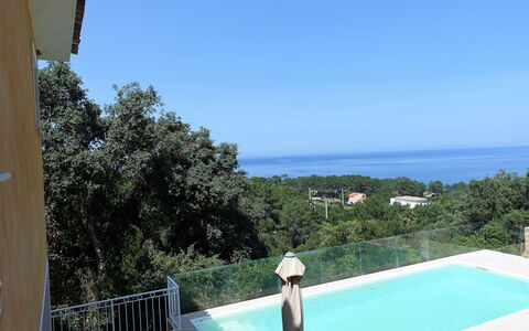 Villa Orizonte: Himmel, Vand, Plante, Azure, Bygning, Skygge, Træ, Landskab, Fritid, Svømmepøl