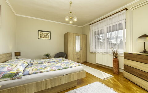 Lisa: Ejendom, Møbel, Vindue, Cabinetry, Bygning, Træ, Komfort, Textile, Skygge, Indretning