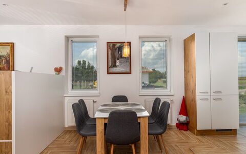 Emily: Himmel, Bygning, Plante, Vindue, Træ, Urban Design, Boligområde, Asfalt, Hjul, Vejbelægning