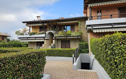 Lazise 756: Sky, Plante, Himmel, Bygning, Daytime, Ejendom, Vindue, Træ, Hus, Land Lot