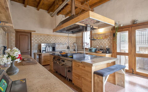 Essenthia: Countertop, Cabinetry, Ejendom, Møbel, Bord, Vindue, Træ, Tap, Køkken, Håndvask