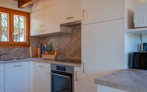 Anusach: Cabinetry, Countertop, Ejendom, Bygning, Køkkenvask, Vindue, Træ, Køkken, Køkken Apparat, Komfur