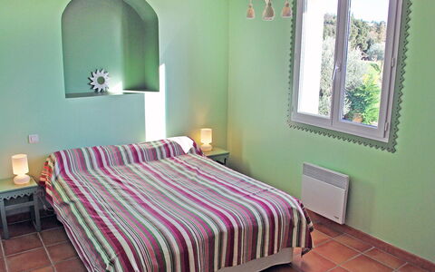 Clos Saint Joseph: Soveværelse, Seng, Værelse, Møbel, Ejendom, Sengetøj, Bed Frame, Sengetøj, Etage, Indretning