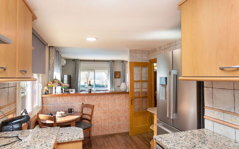 La Victoria: Møbel, Bord, Cabinetry, Stueplante, Bygning, Træ, Skuffe, Indretning, Countertop, Etage