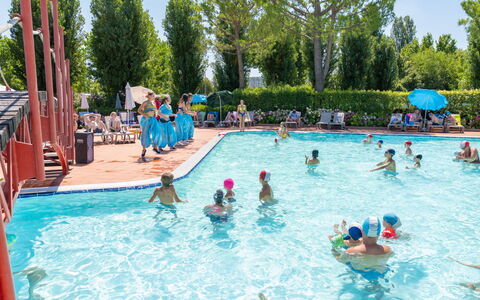 Desenzano 9: Vand, Svømmepøl, Himmel, Friluftsliv, Træ, Fritid, Fritid, Sjovt, Sports, Fritidscenter
