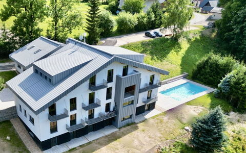 Mountain Luxe Nest & Pool: Plante, Ejendom, Bygning, Vindue, Træ, Land Lot, Urban Design, Hus, Sommerhus, Naturlige Landskab