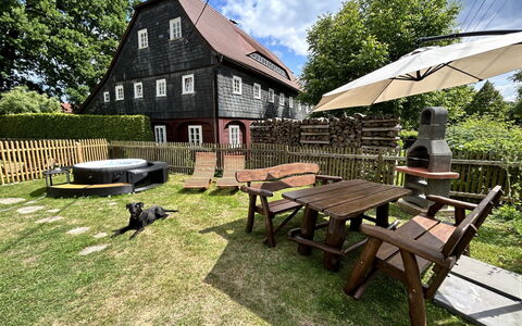 Grossschönau 111: Plante, Himmel, Bygning, Bord, Ejendom, Sky, Udendørs Bench, Træ, Udendørs Bord, Udendørs Møbler