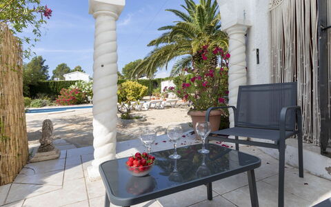 Villa Barcelona: Vand, Himmel, Sky, Bygning, Svømmepøl, Blå, Azure, Udendørs Møbler, Fritid, Plante