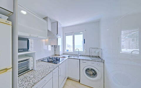 La Luz 12: Cabinetry, Countertop, Komfur, Sanitærarmatur, Tap, Håndvask, Køkken, Køkken Apparat, Husholdningsapparat, Gulvbelægning