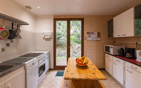 La Planquette: Køkken, Countertop, Køkken Apparat, Større Bandage, Træ, Gulvbelægning, Indretning, Etage, Møbel, Cabinetry