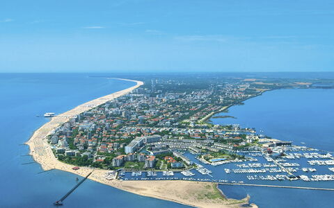 Lignano Sabbiadoro 639: Vand, Plante, Himmel, Bygning, Svømmepøl, Træ, Azure, Vindue, Ejendom, Fritid