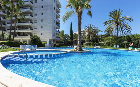 Salou 718: Vand, Plante, Bygning, Ejendom, Himmel, Svømmepøl, Blå, Vindue, Azure, Træ