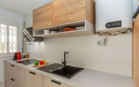 Miami Palace: Køkken Apparat, Køkken, Countertop, Cabinetry, Indretning, Større Bandage, Køkkenvask, Møbel, Husholdningsapparat, Træ