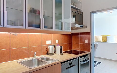 Harrachov 67: Køkken, Countertop, Større Bandage, Køkken Apparat, Indretning, Cabinetry, Gulvbelægning, Træ, Køkkenvask, Loft