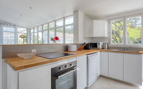 Soulac 628: Cabinetry, Countertop, Bygning, Køkkenvask, Ejendom, Tap, Håndvask, Vindue, Hvid, Køkken