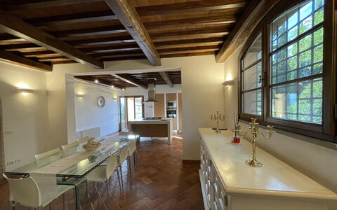 Villa Tresanti: Cabinetry, Møbel, Countertop, Tap, Håndvask, Vindue, Træ, Køkken, Bord, Indretning