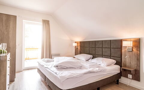 Lakeside Village 18 (+ Sauna): Bygning, Møbel, Komfort, Træ, Bed Frame, Textile, Cabinetry, Hus, Stueplante, Skygge