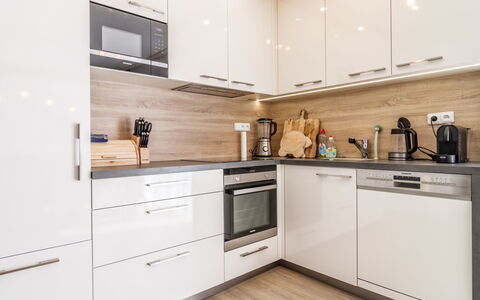 Lakeside Village 22 (+ Sauna): Cabinetry, Ejendom, Countertop, Komfur, Produkt, Køkken Apparat, Køkken, Træ, Bygning, Indretning