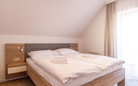 Lakeside Village 22 (+ Sauna): Bygning, Ejendom, Møbel, Komfort, Træ, Cabinetry, Gardin, Bed Frame, Indretning, Etage