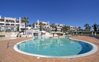 Vilamoura 171: Vand, Plante, Bygning, Himmel, Daytime, Ejendom, Blå, Azure, Svømmepøl, Skyscraper