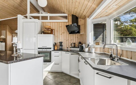 Ansgar - 150M from the Sea: Træ, Møbel, Lejlighed, Værelse, Loft, Bejdse, Stol, Hårdttræ, Klarlak, Tømmer