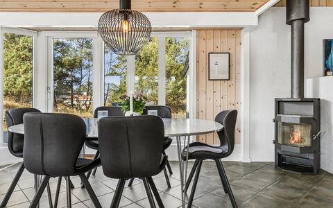 Ansgar - 150M from the Sea: Træ, Møbel, Lejlighed, Værelse, Loft, Bejdse, Stol, Hårdttræ, Klarlak, Tømmer