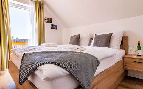 Lakeside Village 35: Ejendom, Møbel, Komfort, Vindue, Træ, Textile, Bed Frame, Skygge, Pude, Bygning