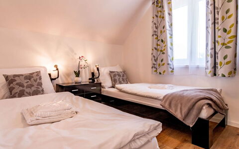 Lakeside Village 35: Møbel, Ejendom, Komfort, Bygning, Træ, Textile, Bed Frame, Indretning, Arkitektur, Etage