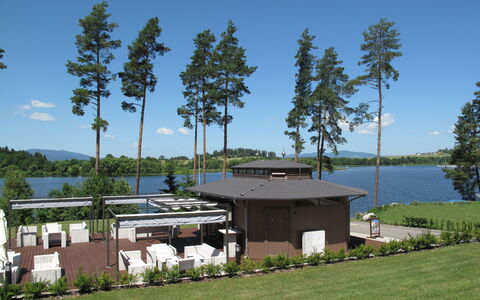 Lakeside Village 35: Vand, Plante, Himmel, Ejendom, Bygning, Træ, Sø, Land Lot, Skygge, Sommerhus