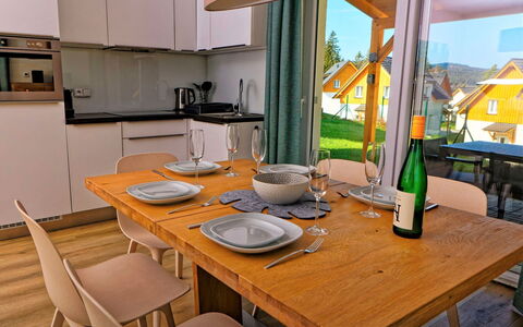 Lakeside Village 37: Bord, Møbel, Ejendom, Flaske, Bygning, Stol, Køkken Apparat, Cabinetry, Træ, Bordservice