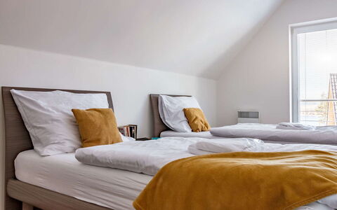Lakeside Village 40: Møbel, Ejendom, Komfort, Træ, Skygge, Textile, Vindue, Orange, Bed Frame, Indretning