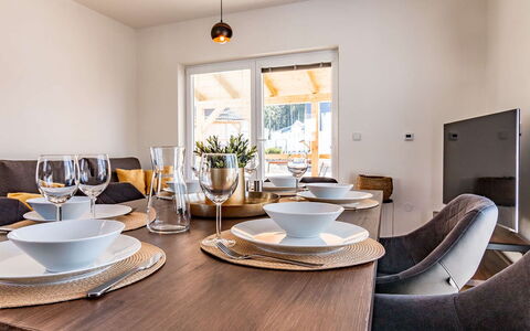 Lakeside Village 40: Møbel, Bordservice, Bord, Ejendom, Tallerkner, Træ, Indretning, Stol, Drinkware, Serveware