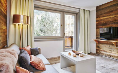 Juniorsuite Bis zu 4 P &Wellnessbereich 900.2: Ejendom, Møbel, Komfort, Vindue, Træ, Indretning, Bygning, Belysning, Stue, Gulvbelægning