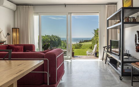 Cristina: Møbel, Gulvbelægning, Etage, Indretning, Træ, Couch, Stue, Belysning, Bord