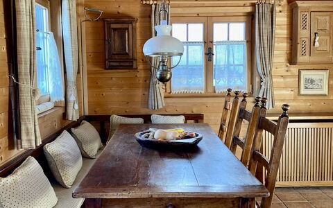Chalet Rodas 9: Bord, Møbel, Vindue, Bygning, Træ, Stol, Indretning, Etage, Gulvbelægning, Hårdttræ