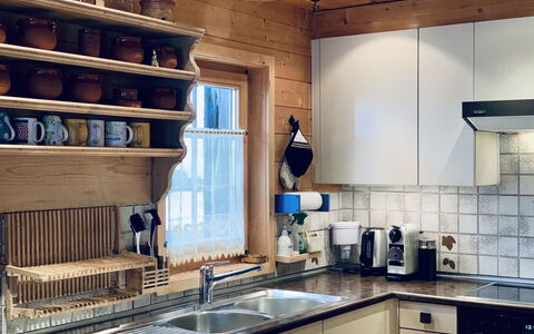 Chalet Rodas 9: Køkkenvask, Cabinetry, Countertop, Ejendom, Håndvask, Tap, Træ, Køkken, Belysning, Indretning