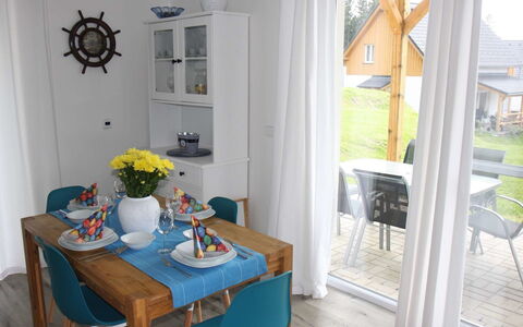 Lakeside Village 47: Møbel, Blomst, Bord, Ejendom, Stol, Plante, Azure, Grøn, Vindue, Textile