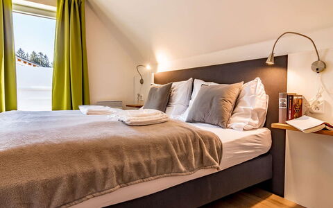 Lakeside Village 38 (+ Sauna): Møbel, Komfort, Azure, Skygge, Bed Frame, Træ, Textile, Pude, Bygning, Arkitektur
