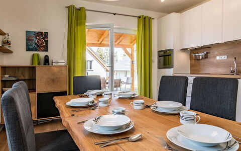Lakeside Village 38 (+ Sauna): Bord, Møbel, Ejendom, Bordservice, Tallerkner, Træ, Textile, Vindue, Indretning, Belysning