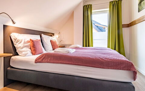 Lakeside Village 38 (+ Sauna): Møbel, Ejendom, Komfort, Bygning, Træ, Textile, Bed Frame, Belysning, Pude, Indretning