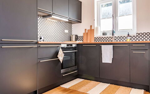 Lakeside Village 42: Cabinetry, Countertop, Køkkenvask, Køkken, Komfur, Træ, Husholdningsapparat, Køkken Apparat, Gulvbelægning, Indretning
