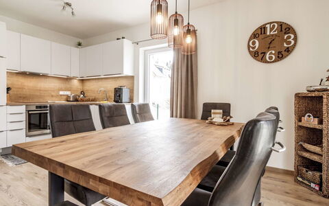 Lakeside Village 33 (+ Sauna): Bord, Ejendom, Møbel, Træ, Belysning, Indretning, Bygning, Etage, Stol, Cabinetry