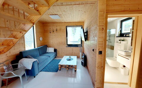 Chatka Pod Górką: Møbel, Ejendom, Komfort, Spejl, Bygning, Couch, Vindue, Indretning, Lampe, Etage