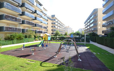 La Pineda 701: Plante, Himmel, Vand, Ejendom, Bygning, Azure, Træ, Svømmepøl, Urban Design, Arecales