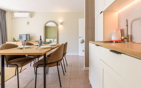 Salou 703: Møbel, Indretning, Gulvbelægning, Countertop, Væg, Etage, Træ, Lysarmatur, Loft, Køkken