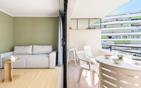Salou 703: Møbel, Indretning, Gulvbelægning, Etage, Bord, Stol, Loft, Lejlighed, Køkken & Spisebord, Stue