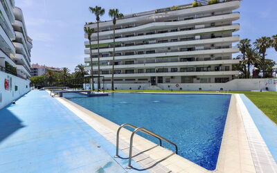 Salou 703: Himmel, Bygning, Urban Design, Skygge, Træ, Sky, Højhus, Hus, Ejerlejlighed, Svømmepøl